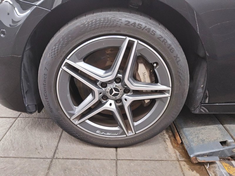 Mercedes-Benz E 300 e karavan automatik AMG Line • panorama • ACC — 11