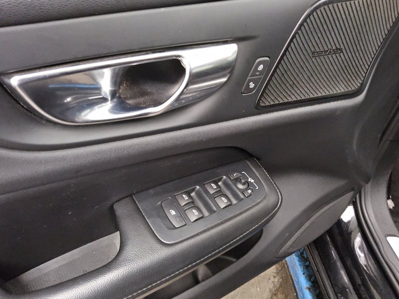 Volvo V60 B4 D automatik Momentum Pro • AHK • električna peta vrata — 10