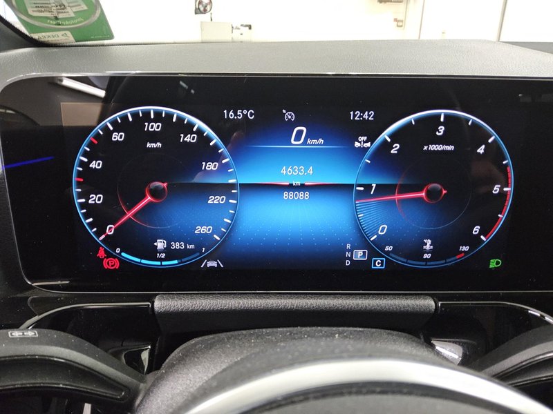 Mercedes-Benz GLA 200 d automatik Progressive • LED • digitalni instrumenti — 8
