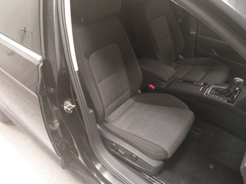Volkswagen Passat Variant 2.0 TDI automatik Business • ACC • LED — 10