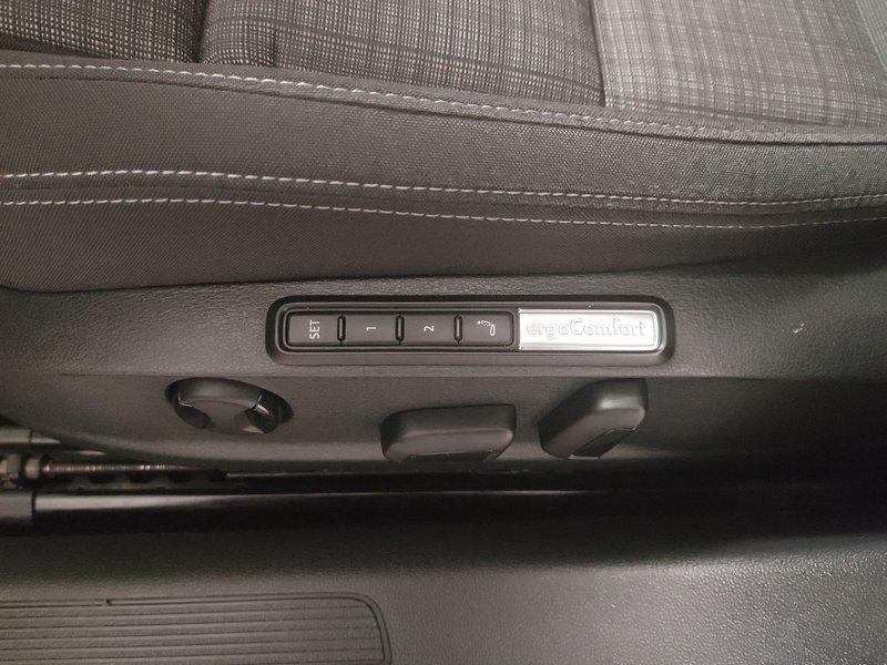 Volkswagen Passat Variant 2.0 TDI automatik Business • ACC • LED — 15