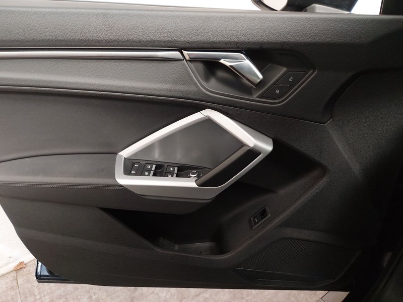 Audi Q3 40 TDI automatik S line • 4x4 • AHK — 5