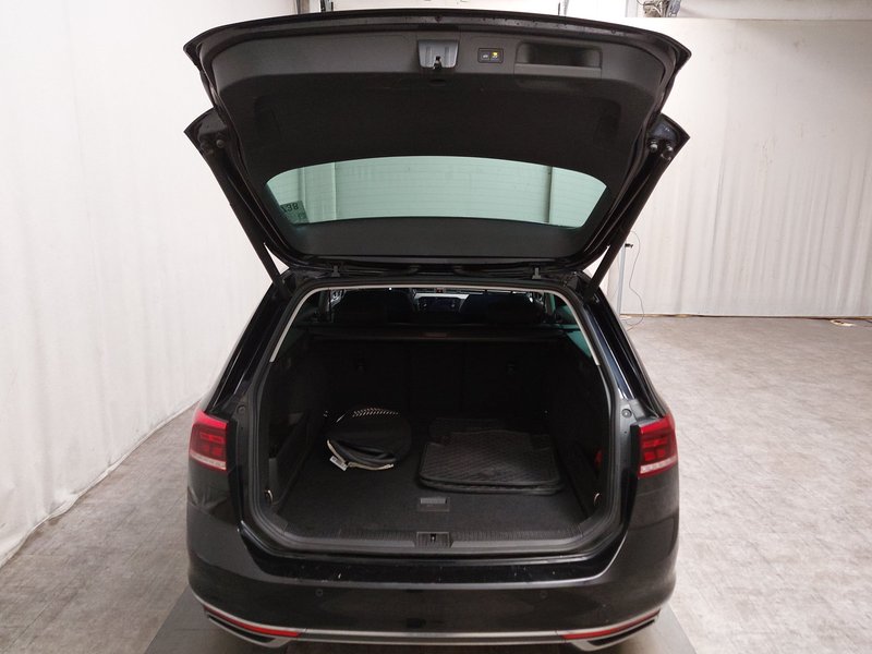 Volkswagen Passat Variant GTE 1.4 TSI automatik • grijana sjedala • kamera — 15
