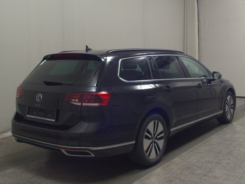 Volkswagen Passat Variant GTE 1.4 TSI automatik • grijana sjedala • kamera — 4