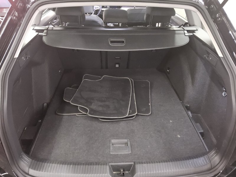 Volkswagen Golf 8 Variant 2.0 TDI automatik Life • ACC • Full LED — 12