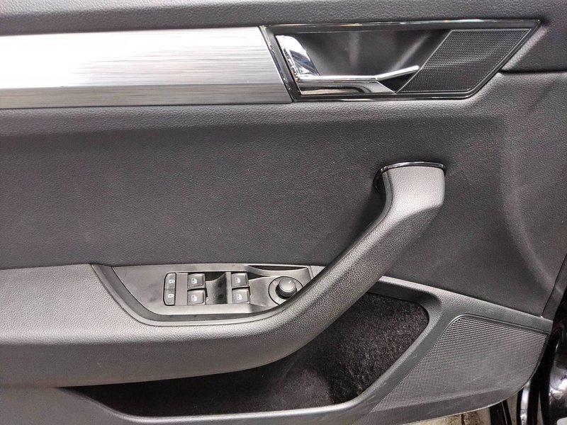 Škoda Superb Kombi 2.0 TDI automatik Ambition • panorama • AHK — 10