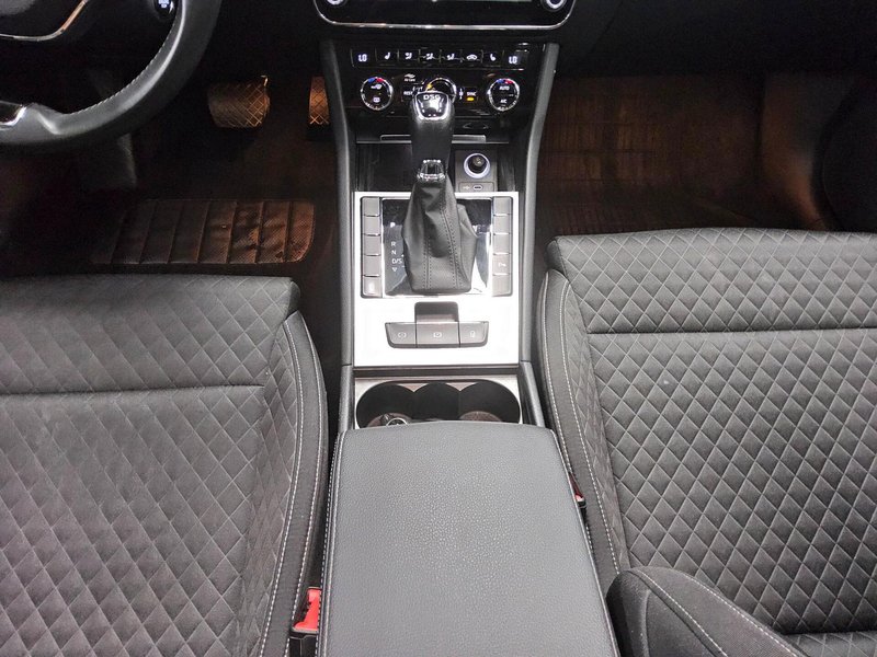 Škoda Superb Kombi 2.0 TDI automatik Ambition • panorama • AHK — 6