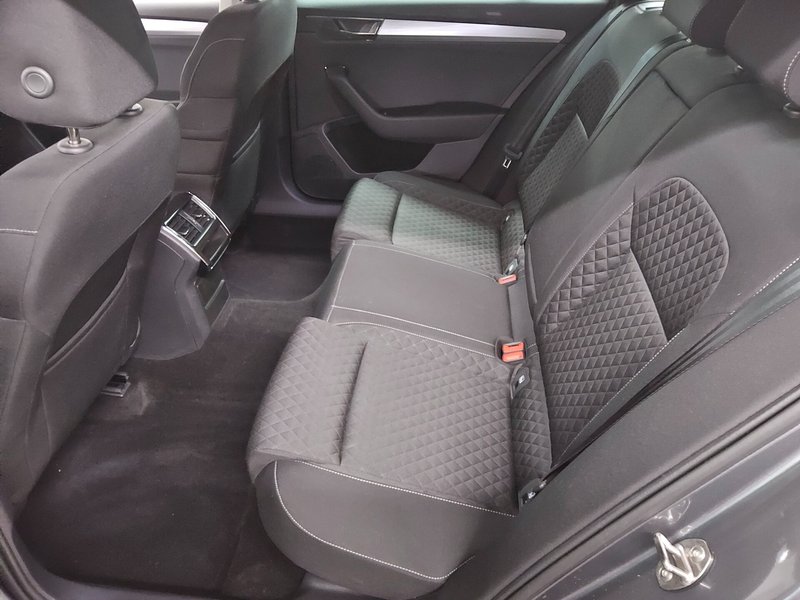 Škoda Superb Kombi 2.0 TDI automatik Ambition • ACC • električna peta vrata — 13