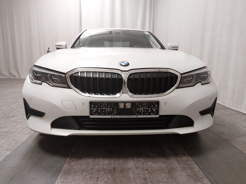 BMW 318d Advantage automatik • HUD • ACC — 9