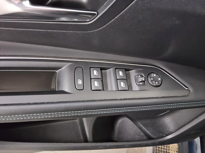Peugeot 3008 1.2 PureTech Allure • 360° kamera • Full LED — 10