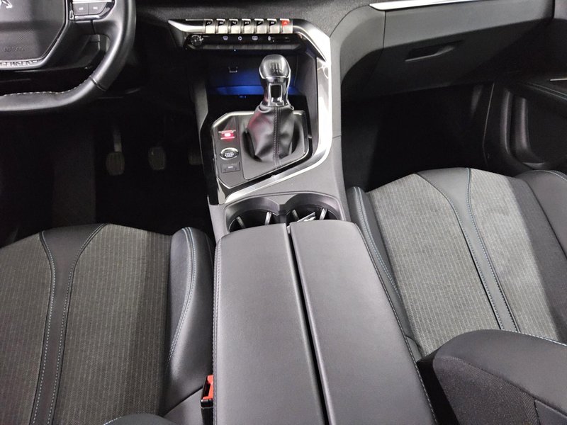 Peugeot 3008 1.2 PureTech Allure • 360° kamera • Full LED — 6