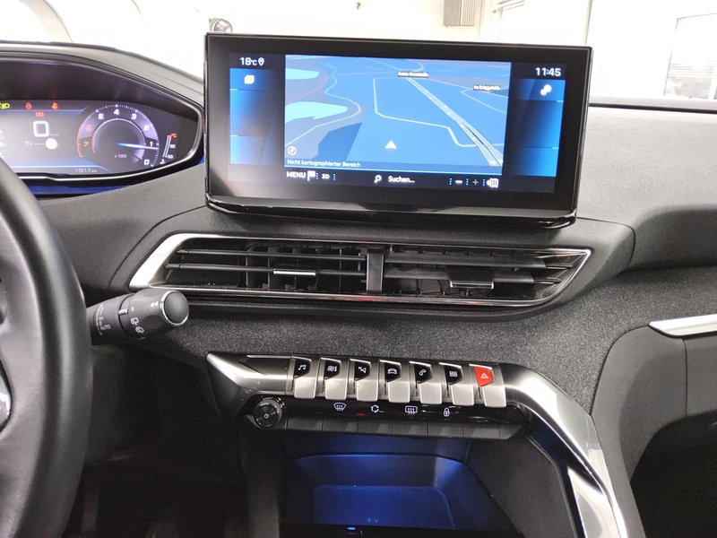Peugeot 3008 1.2 PureTech Allure • 360° kamera • Full LED — 7