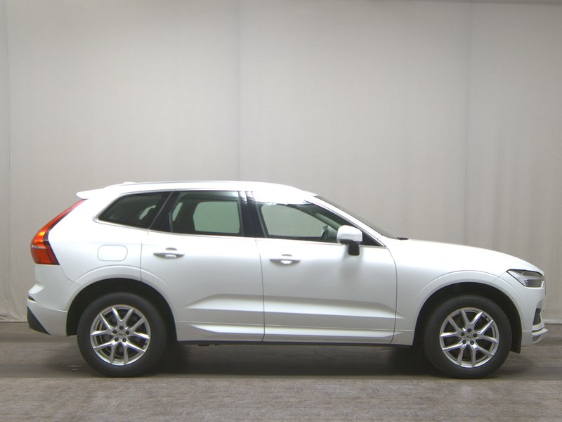 Volvo XC60 B4 automatik Momentum Pro • ACC • kuka za vuču