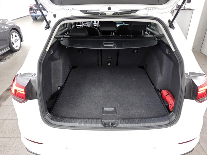 Volkswagen Golf 8 Variant 2.0 TDI automatik Life • ACC • Full LED — 12