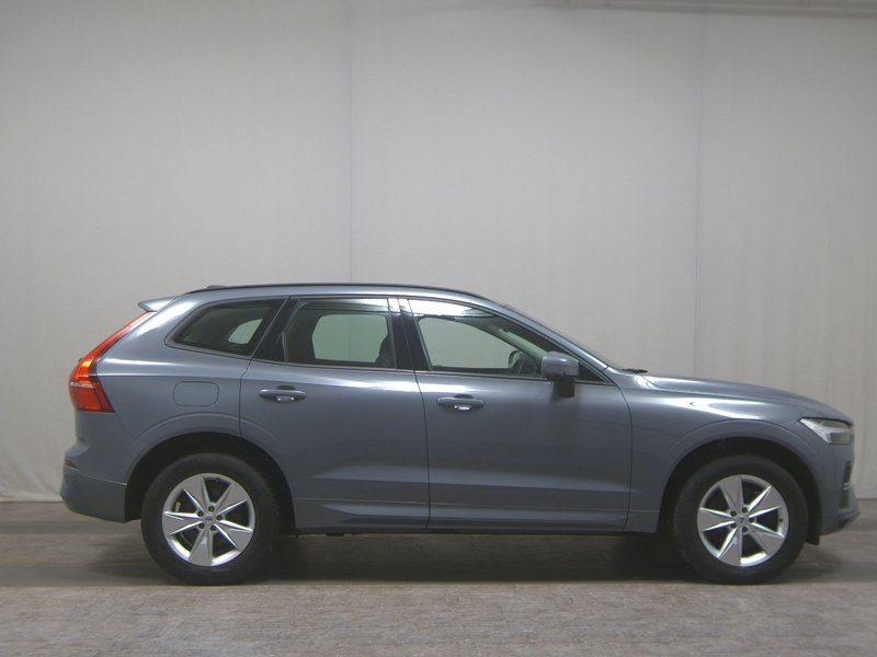 Volvo XC60 B4 automatik Momentum • kuka za vuču • LED