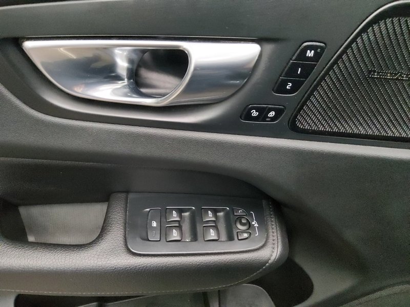 Volvo XC60 B4 automatik Momentum • kuka za vuču • LED — 10