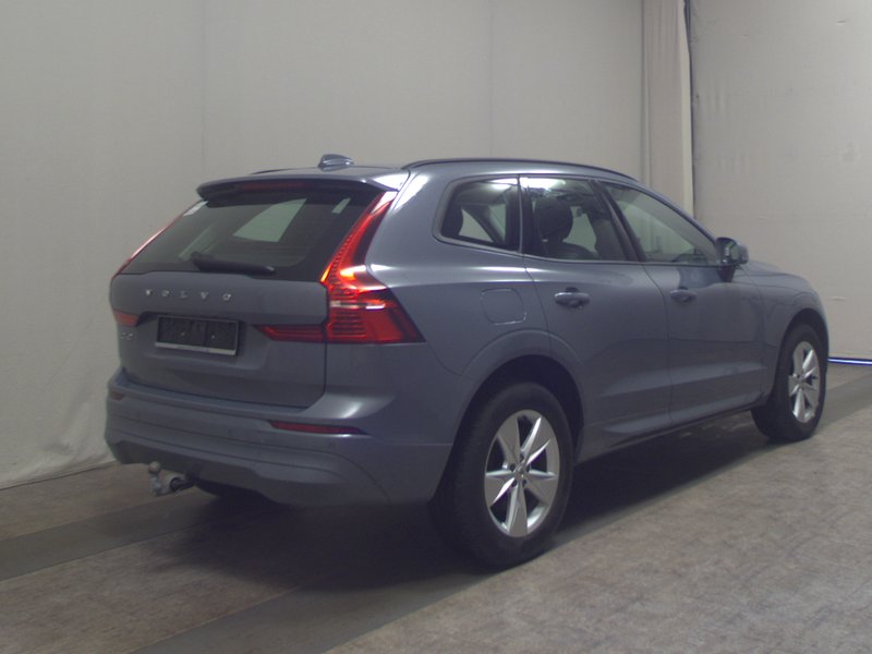 Volvo XC60 B4 automatik Momentum • kuka za vuču • LED — 4