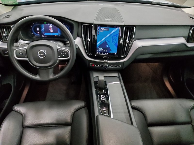 Volvo XC60 B4 automatik Momentum • kuka za vuču • LED — 5