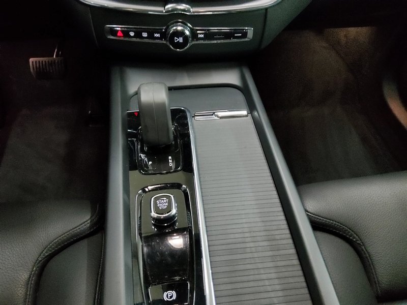 Volvo XC60 B4 automatik Momentum • kuka za vuču • LED — 6