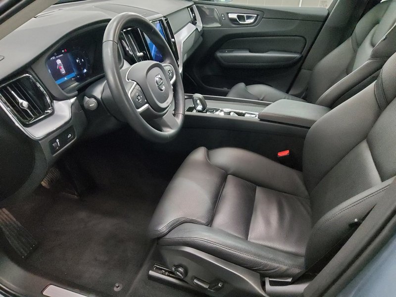 Volvo XC60 B4 automatik Momentum • kuka za vuču • LED — 9