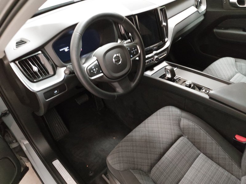 Volvo XC60 B4 D Core automatik • Full LED — 6