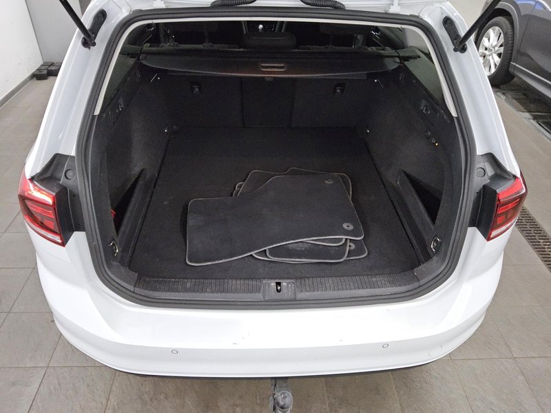 Volkswagen Passat Variant 2.0 TDI automatik Business • ACC • Full LED — 11
