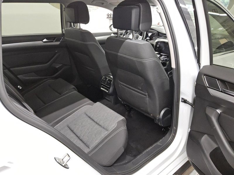 Volkswagen Passat Variant 2.0 TDI automatik Business • ACC • Full LED — 13