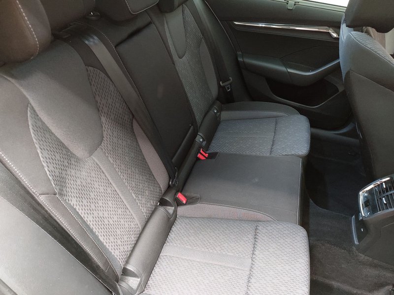 Škoda Octavia Kombi 2.0 TDI automatik Style • AHK • el. peta vrata — 12