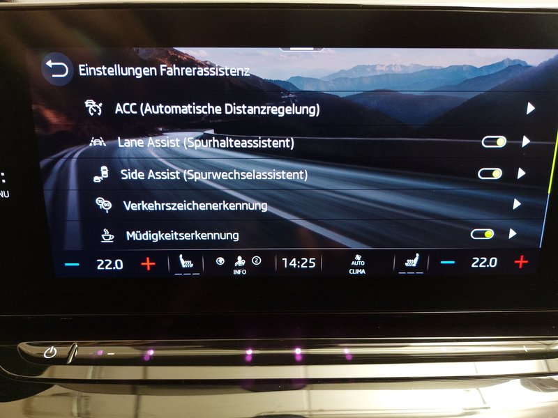 Škoda Octavia Kombi 2.0 TDI automatik Style • AHK • el. peta vrata — 23