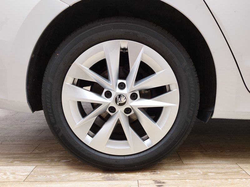 Škoda Octavia Kombi 2.0 TDI automatik Style • AHK • el. peta vrata — 8