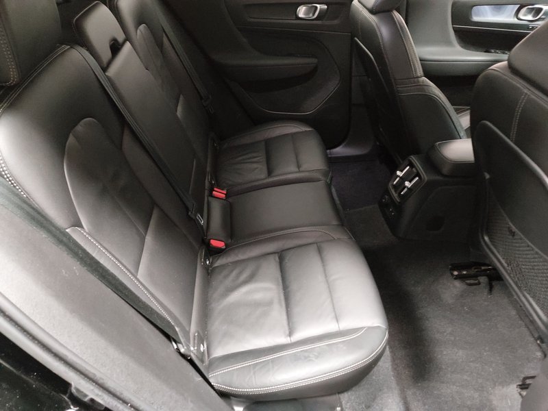 Volvo XC40 T4 Recharge Plus Dark automatik • AHK • Full LED — 12
