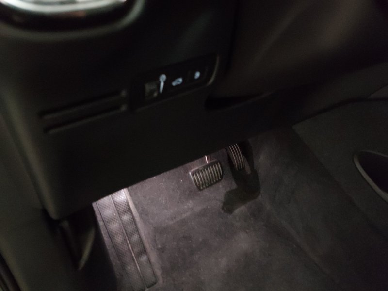 Volvo XC40 T4 Recharge Plus Dark automatik • AHK • Full LED — 7