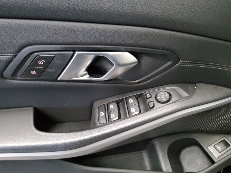 BMW 320d Touring automatik • ACC • LED — 10