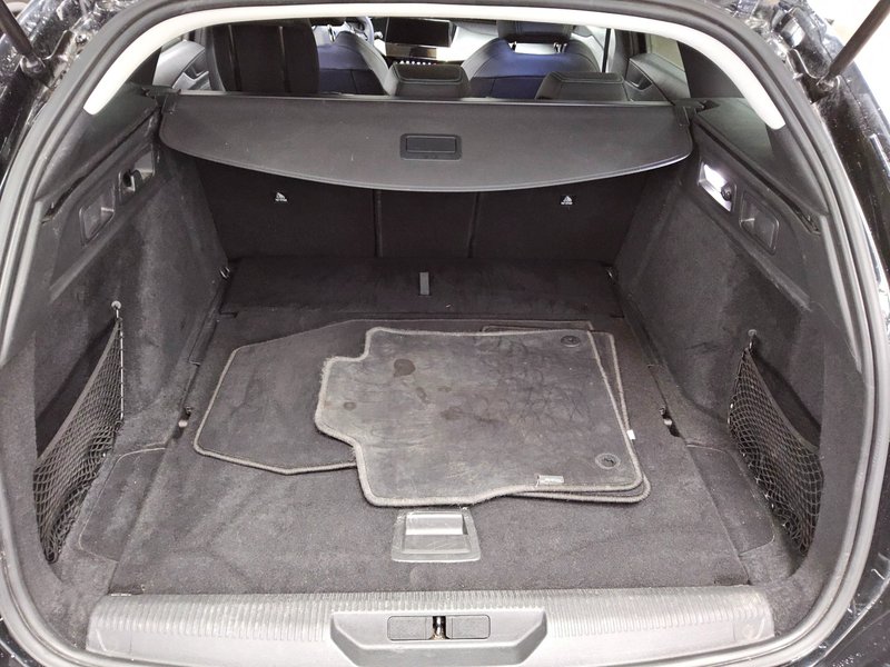 Peugeot 308 1.5 BlueHDI Allure • ACC • LED — 12