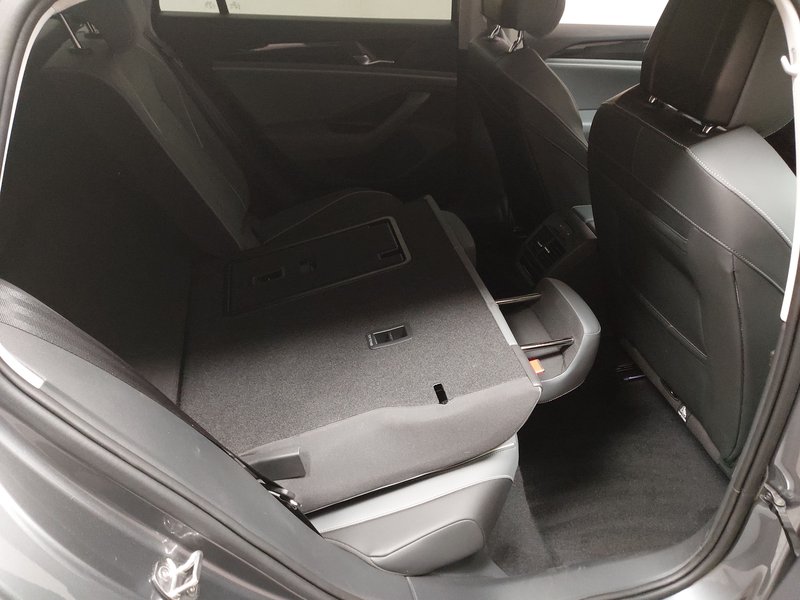 Volkswagen Passat Variant 2.0 TDI Business • ACC • HUD — 11