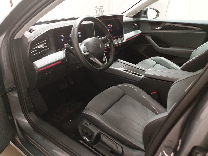 Volkswagen Passat Variant 2.0 TDI Business • ACC • HUD — 6