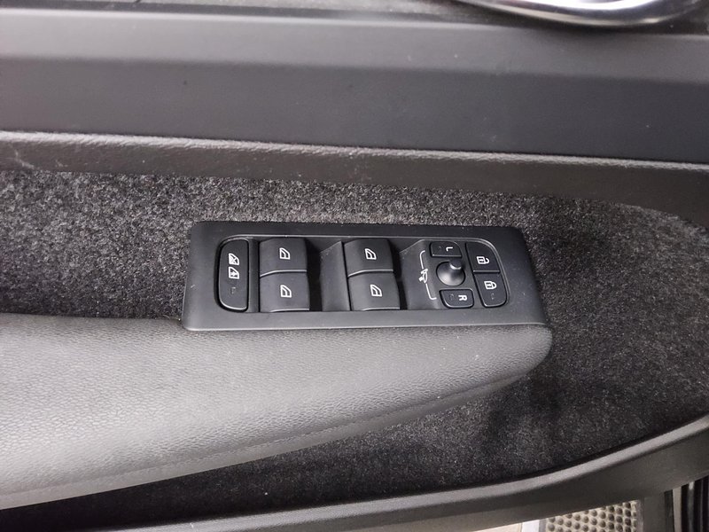 Volvo C40 Recharge Pure • el. peta vrata • Full LED — 10