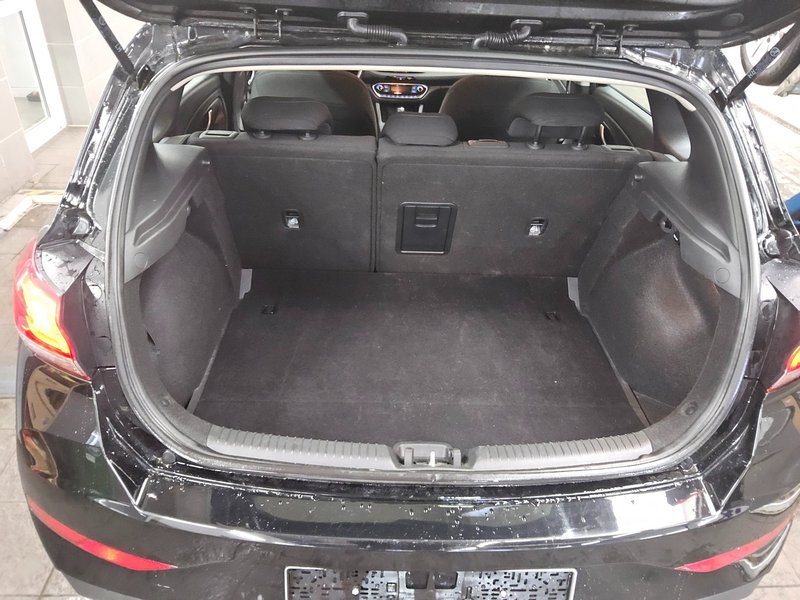 Hyundai i30 1.0 T-GDI Trend automatik • bežično punjenje • automatska klima — 11