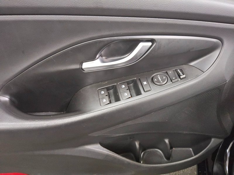 Hyundai i30 1.0 T-GDI Trend automatik • bežično punjenje • automatska klima — 9