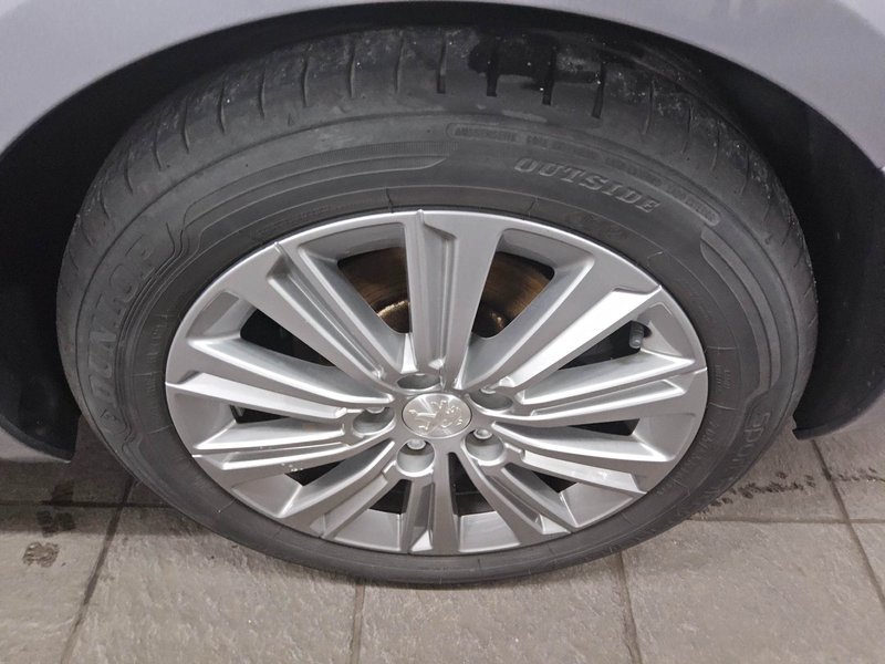 Peugeot 308 BlueHDi 130 Allure • ACC • AHK — 11