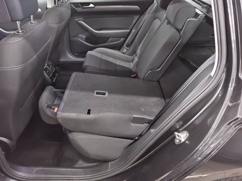 Volkswagen Passat Variant 2.0 TDI Business automatik • ACC • LED — 12