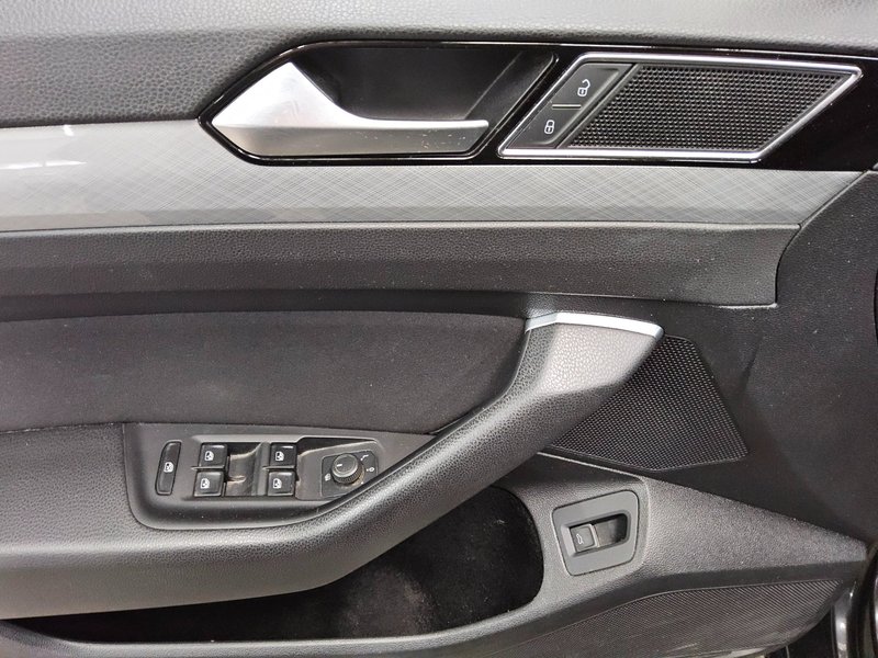 Volkswagen Passat Variant 2.0 TDI Business automatik • ACC • LED — 9