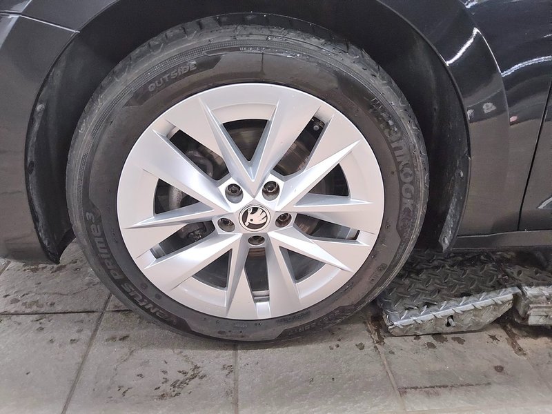 Škoda Octavia Kombi 2.0 TDI automatik Style • ACC • HUD — 11