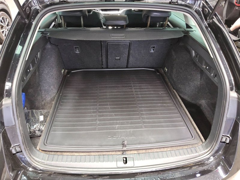 Škoda Octavia Kombi 2.0 TDI automatik Style • ACC • HUD — 13