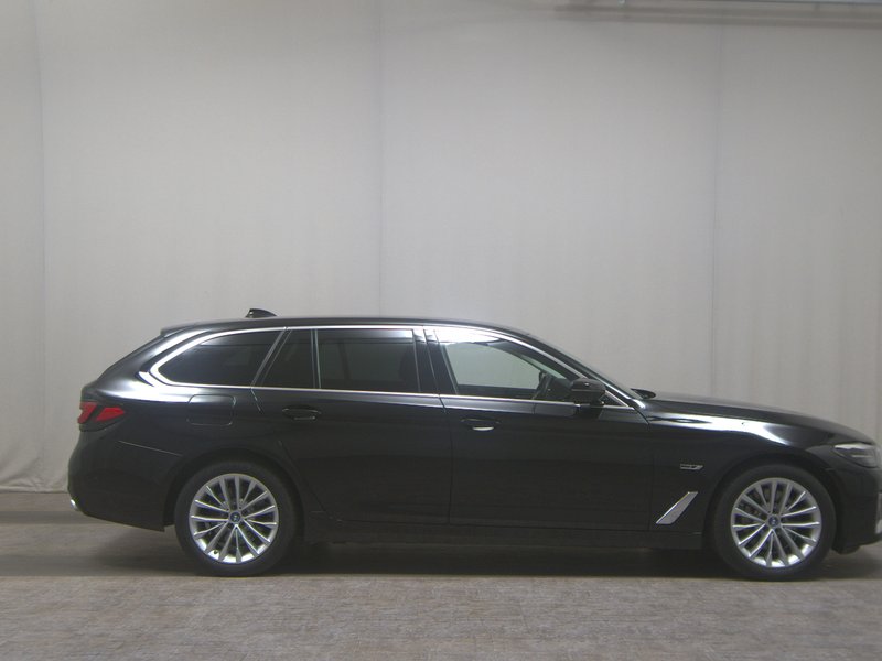 BMW 530e Touring xDrive automatik Luxury Line • Full LED • koža