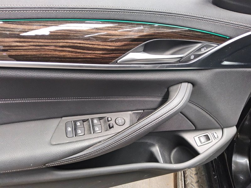 BMW 530e Touring xDrive automatik Luxury Line • Full LED • koža — 10