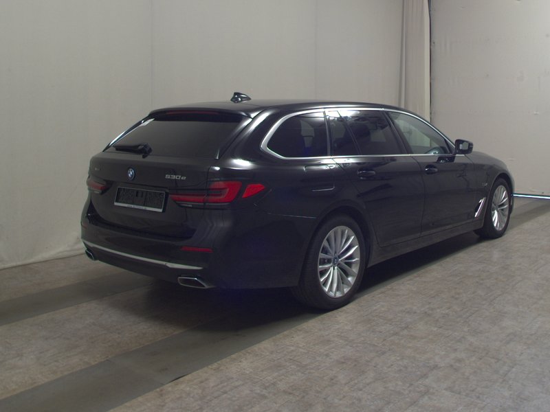 BMW 530e Touring xDrive automatik Luxury Line • Full LED • koža — 4