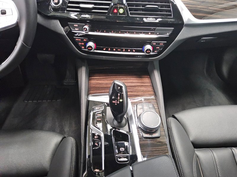BMW 530e Touring xDrive automatik Luxury Line • Full LED • koža — 6