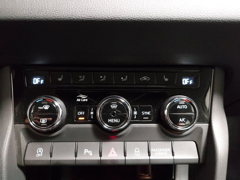 Škoda Karoq 2.0 TDI 4x4 Tour automatik • ACC • kuka za vuču — 21