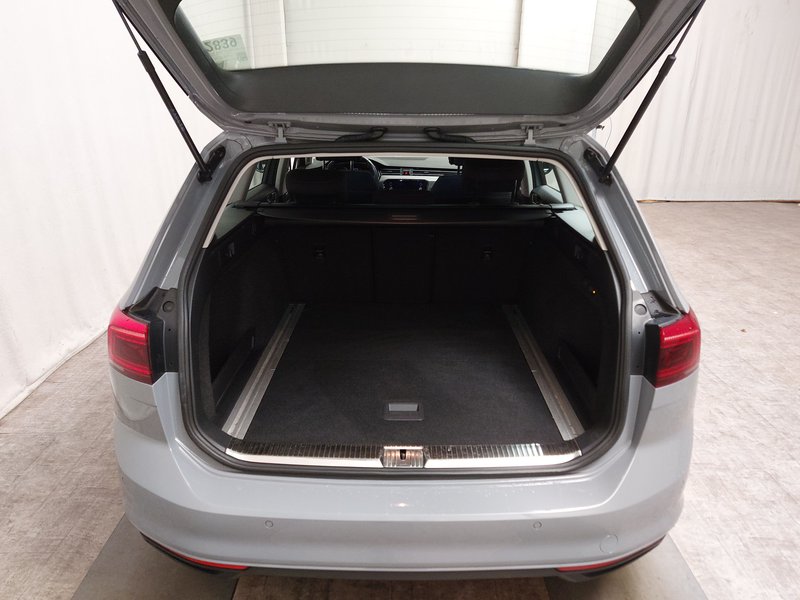 Volkswagen Passat Variant 2.0 TDI automatik Business • AHK • bežično punjenje — 15